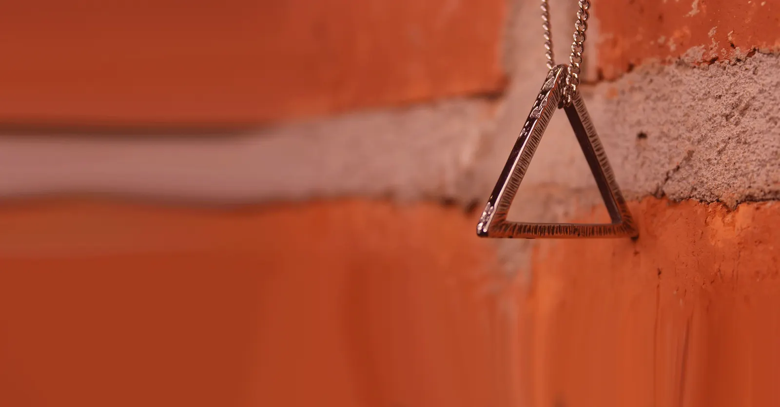 Die Trinity Kette vor einer Ziegelwand